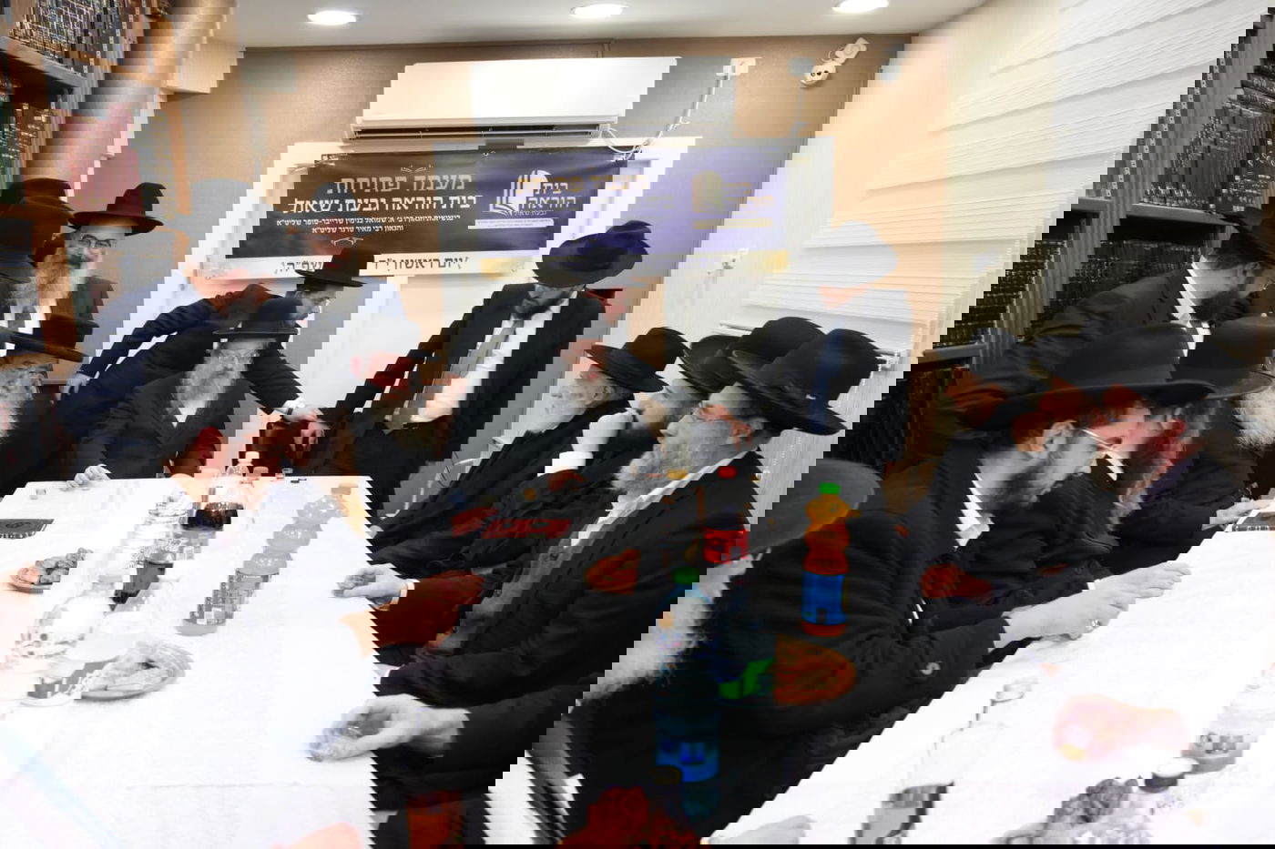 חנוכת בית הוראה בראשות הגר"מ טרגר ובהשתתפות רבני השכונה ובראשם הגרי"מ דרוק