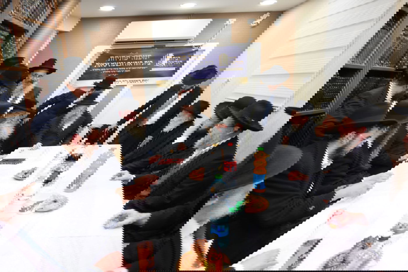 חנוכת בית הוראה בראשות הגר"מ טרגר ובהשתתפות רבני השכונה ובראשם הגרי"מ דרוק