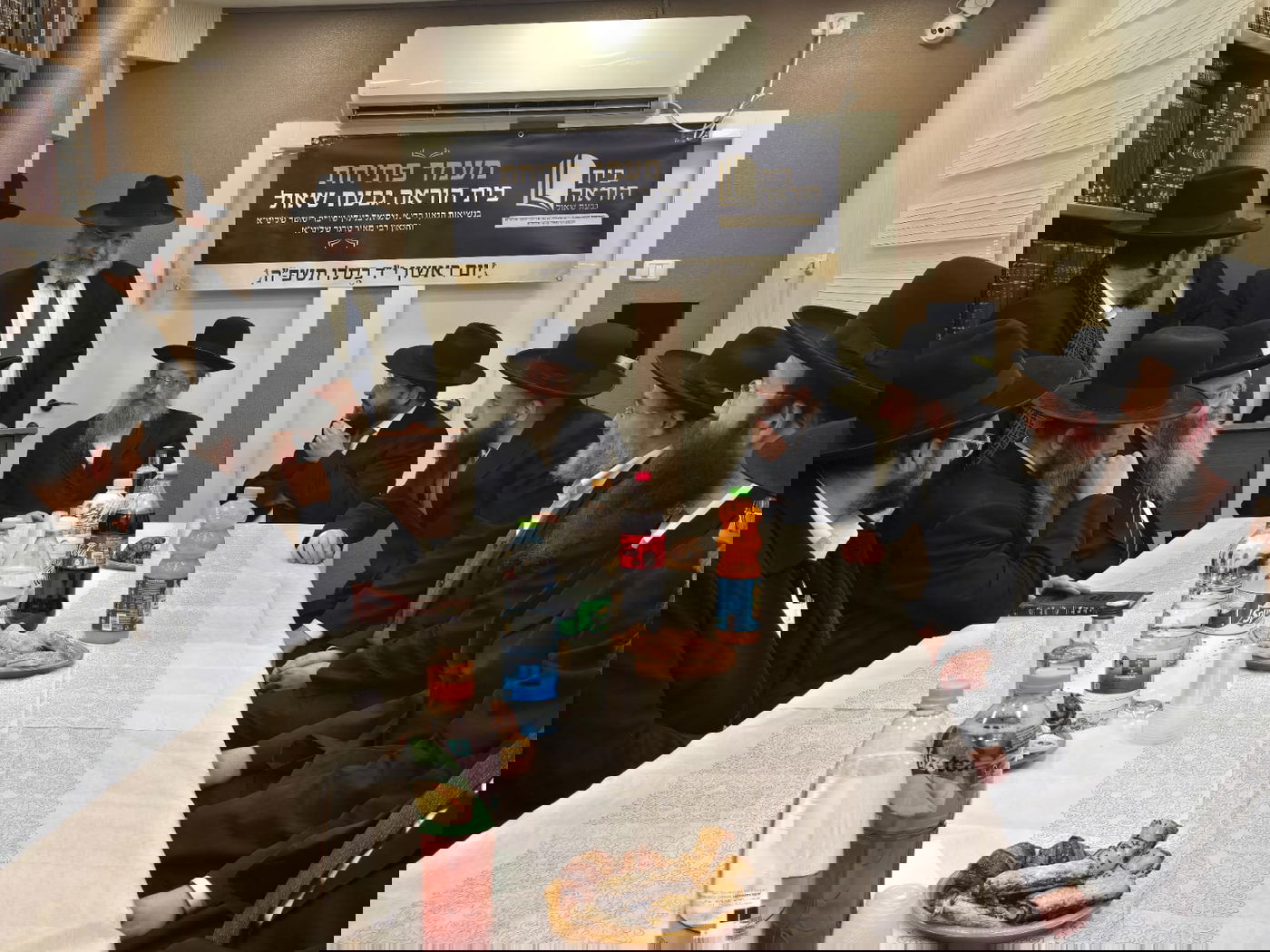 חנוכת בית הוראה בראשות הגר"מ טרגר ובהשתתפות רבני השכונה ובראשם הגרי"מ דרוק