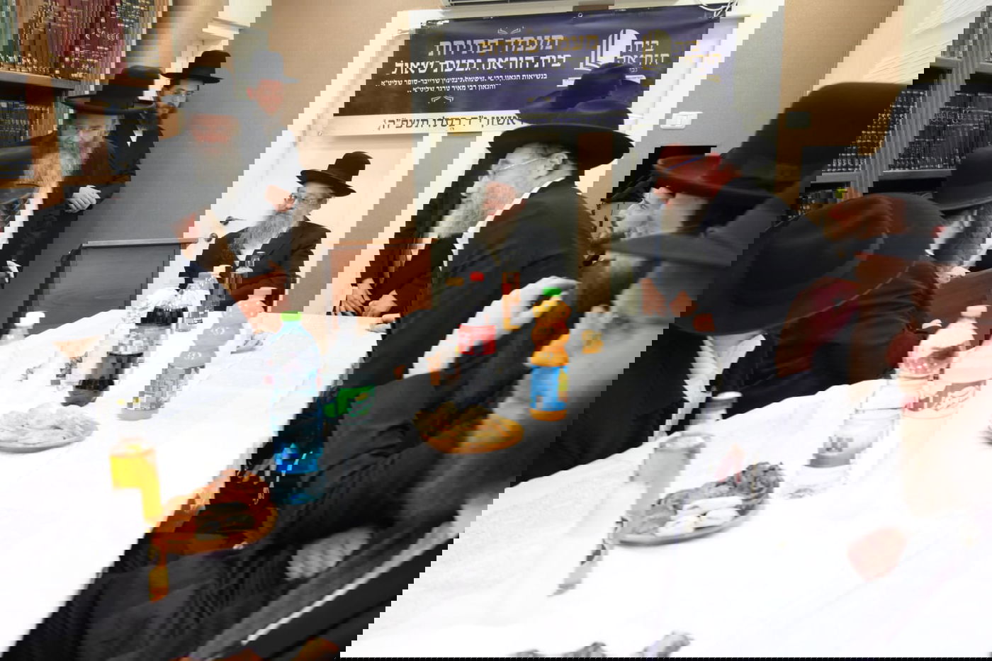 חנוכת בית הוראה בראשות הגר"מ טרגר ובהשתתפות רבני השכונה ובראשם הגרי"מ דרוק