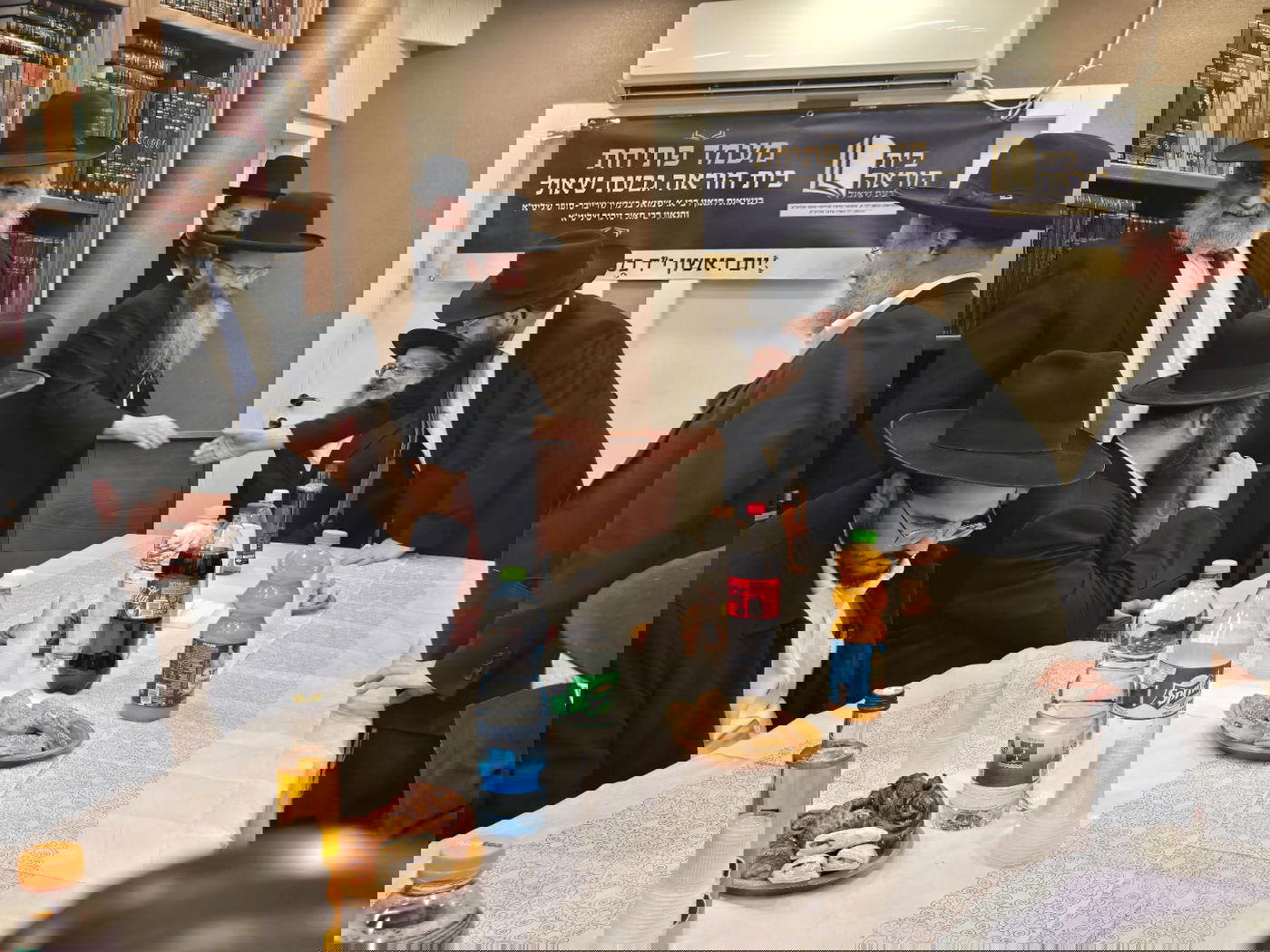 חנוכת בית הוראה בראשות הגר"מ טרגר ובהשתתפות רבני השכונה ובראשם הגרי"מ דרוק