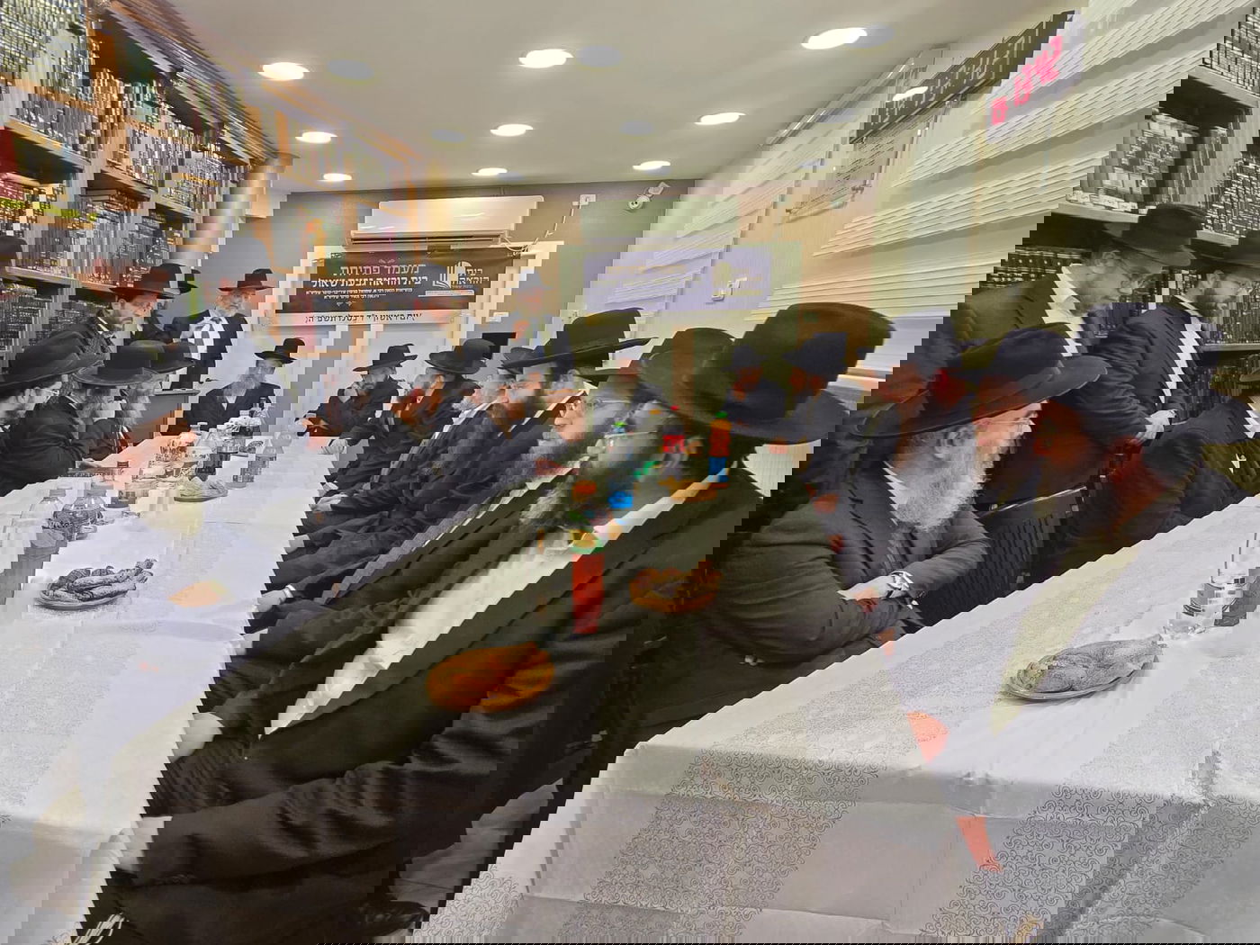 חנוכת בית הוראה בראשות הגר"מ טרגר ובהשתתפות רבני השכונה ובראשם הגרי"מ דרוק