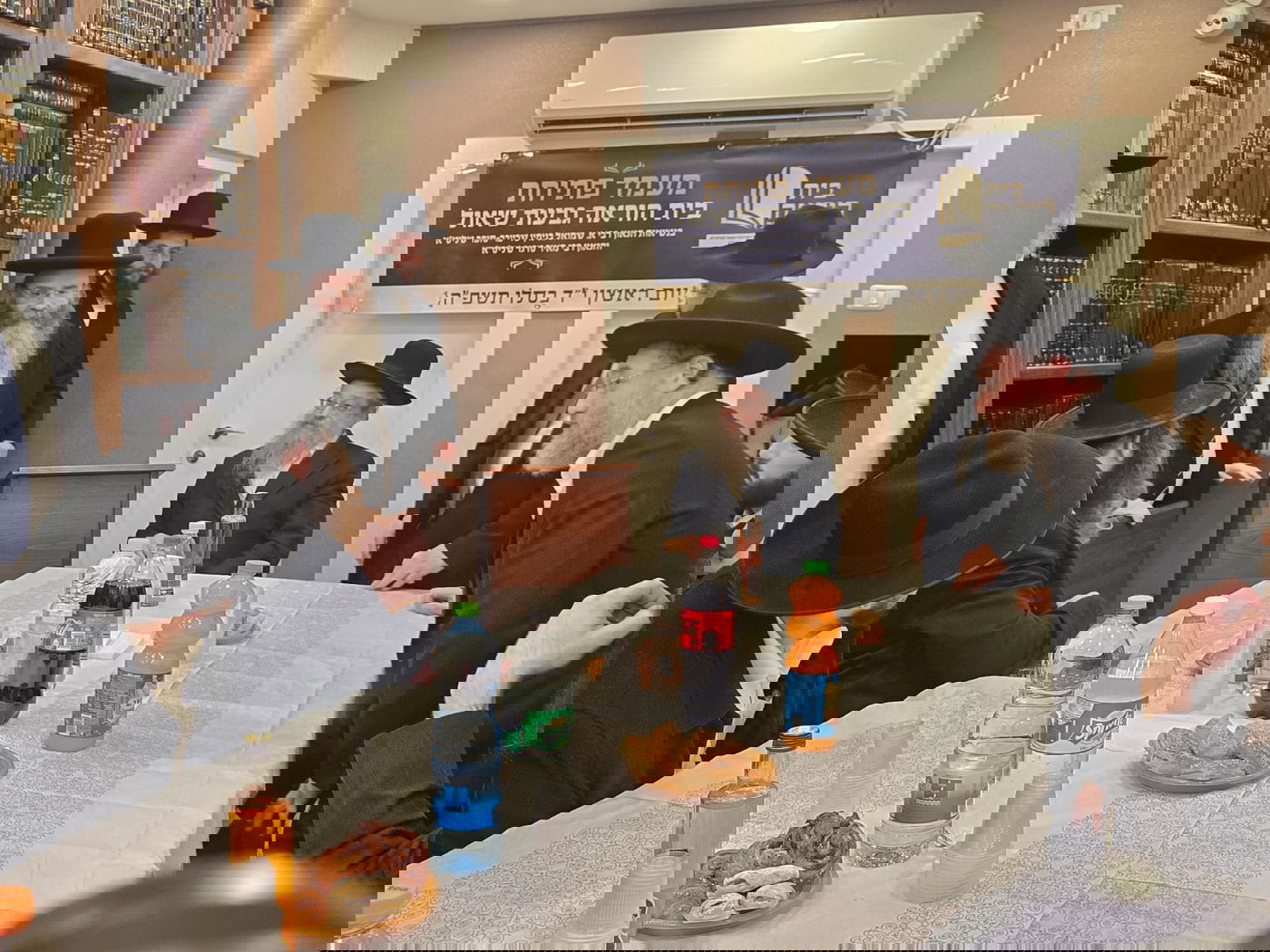 חנוכת בית הוראה בראשות הגר"מ טרגר ובהשתתפות רבני השכונה ובראשם הגרי"מ דרוק