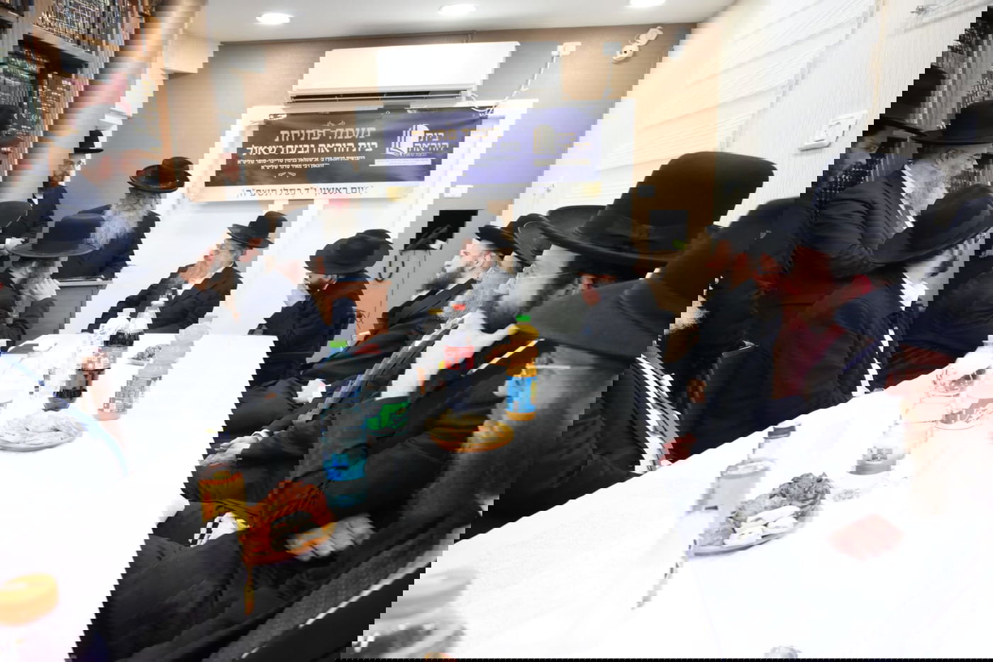 חנוכת בית הוראה בראשות הגר"מ טרגר ובהשתתפות רבני השכונה ובראשם הגרי"מ דרוק