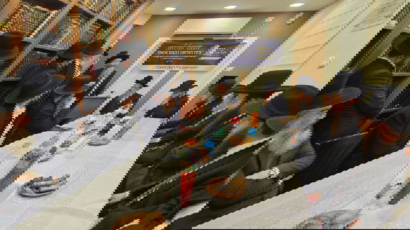 חנוכת בית הוראה בראשות הגר"מ טרגר ובהשתתפות רבני השכונה ובראשם הגרי"מ דרוק