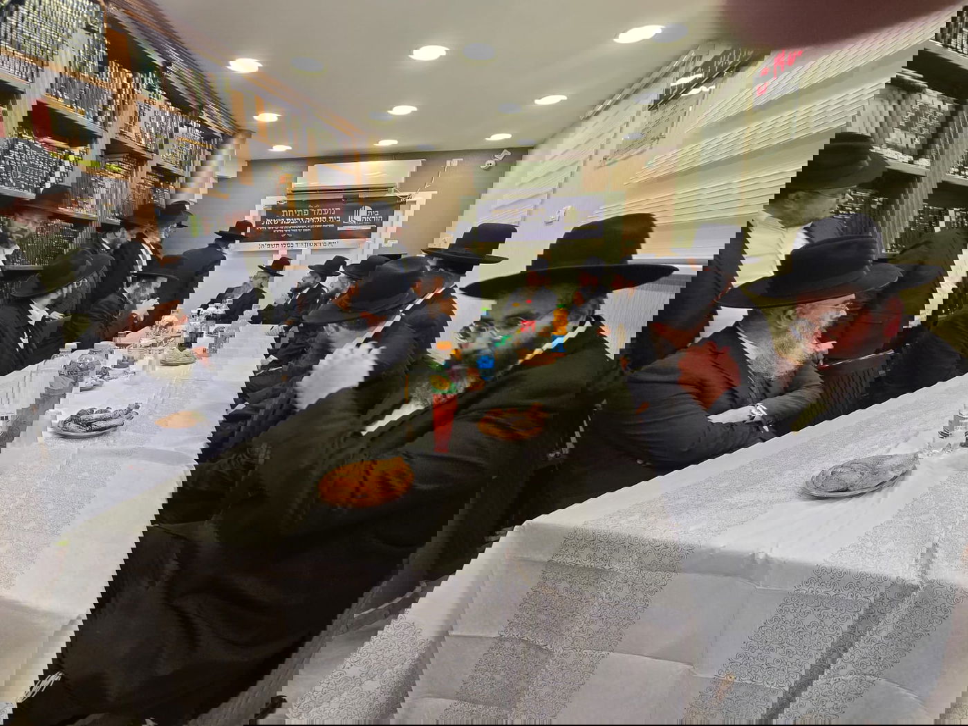 חנוכת בית הוראה בראשות הגר"מ טרגר ובהשתתפות רבני השכונה ובראשם הגרי"מ דרוק