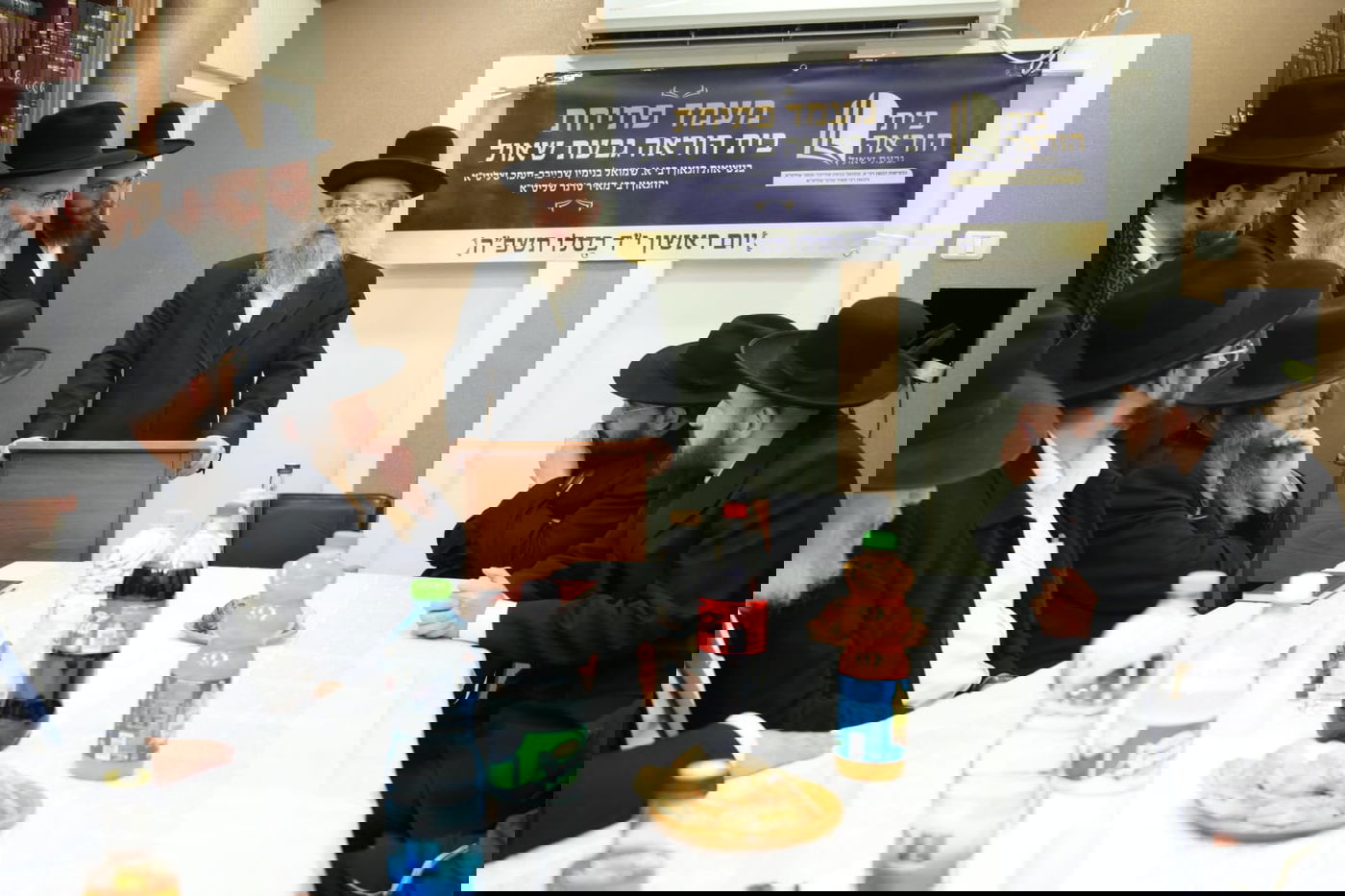 חנוכת בית הוראה בראשות הגר"מ טרגר ובהשתתפות רבני השכונה ובראשם הגרי"מ דרוק