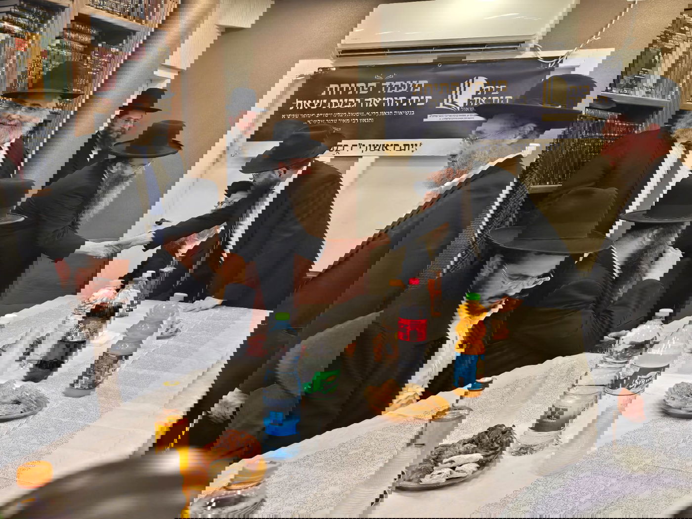 חנוכת בית הוראה בראשות הגר"מ טרגר ובהשתתפות רבני השכונה ובראשם הגרי"מ דרוק