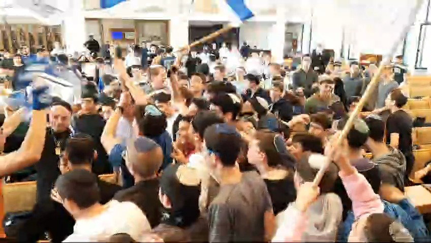 לואיס הר מתקבל בריקודים | צפו בתיעוד