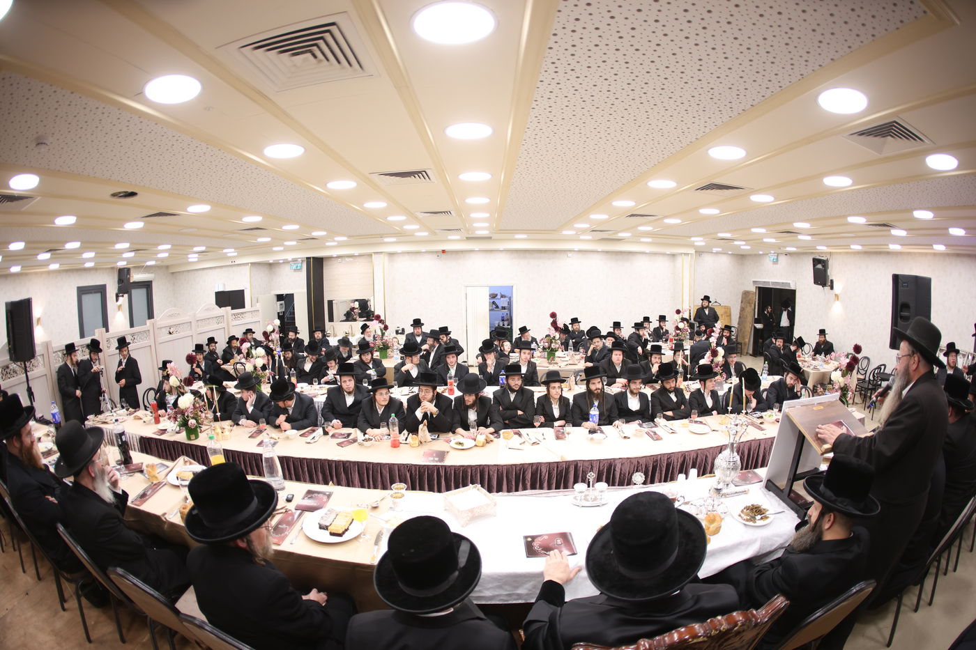 חלוקת פרסים בישיבת 'קאסוב ויז'ניץ'