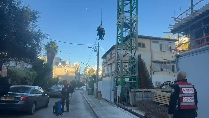 החילוץ מהעגורן בגובה 45 מטרים