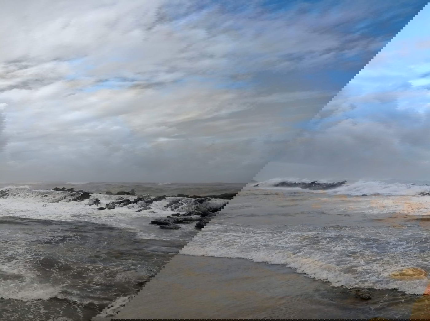 סערה חורפית בחוף תל אביב