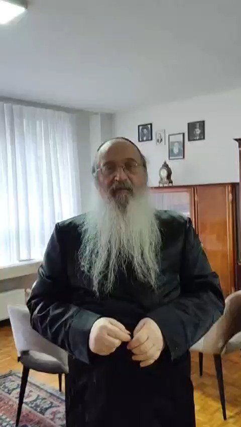 הגאון רבי פנחס פאדווא מדגים קשירת מפתח לאבנט