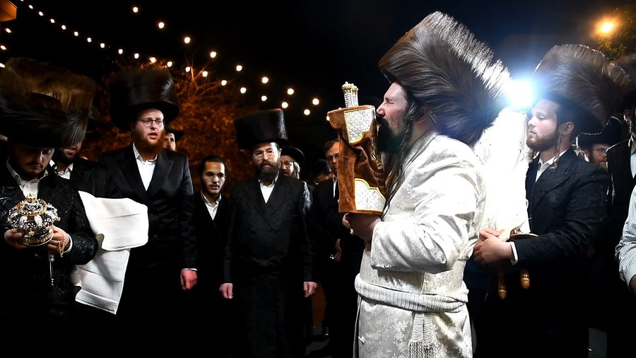 הכנסת ס"ת בחצה"ק מעזבוז