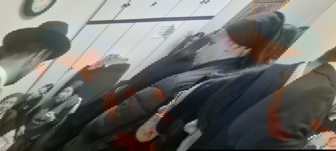 השר אוריאל בוסו מנחם את משפחת דויטש