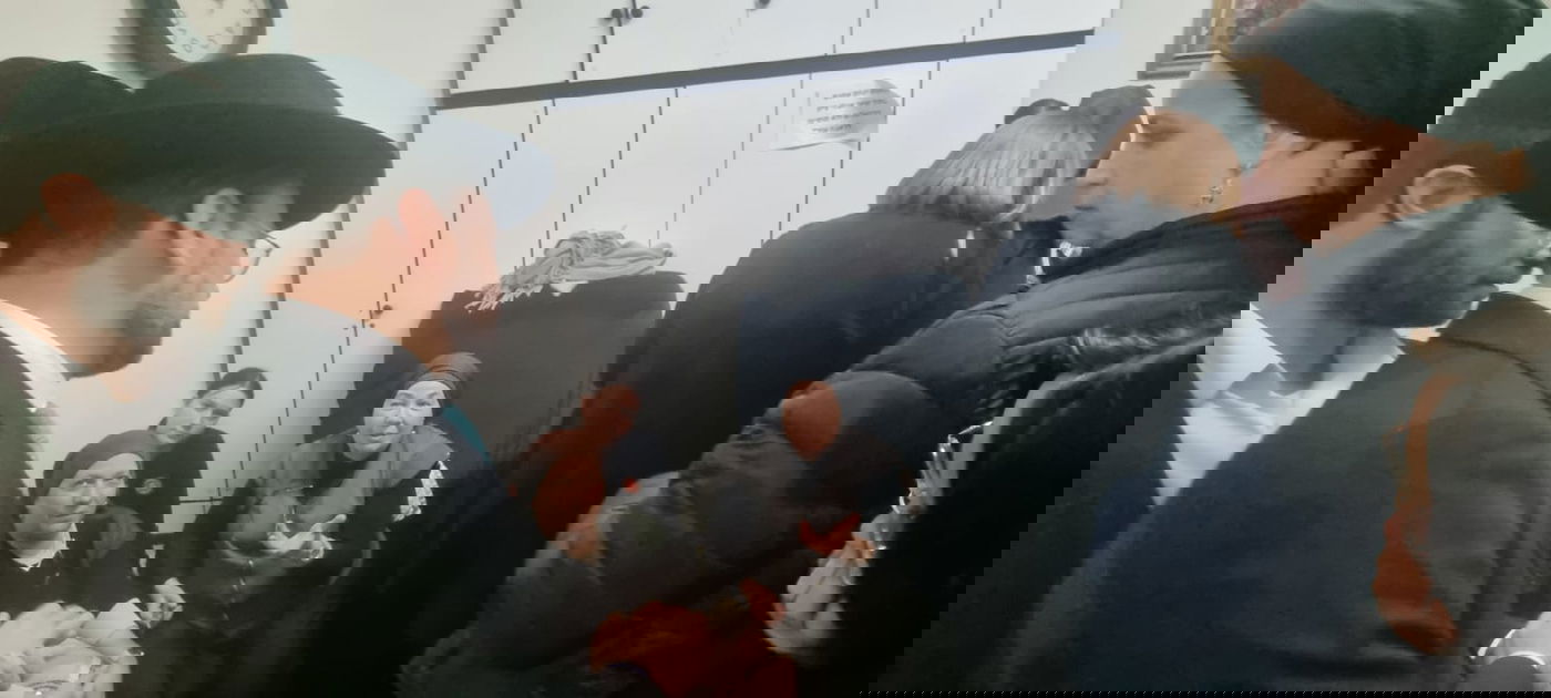 השר אוריאל בוסו מנחם את משפחת דויטש