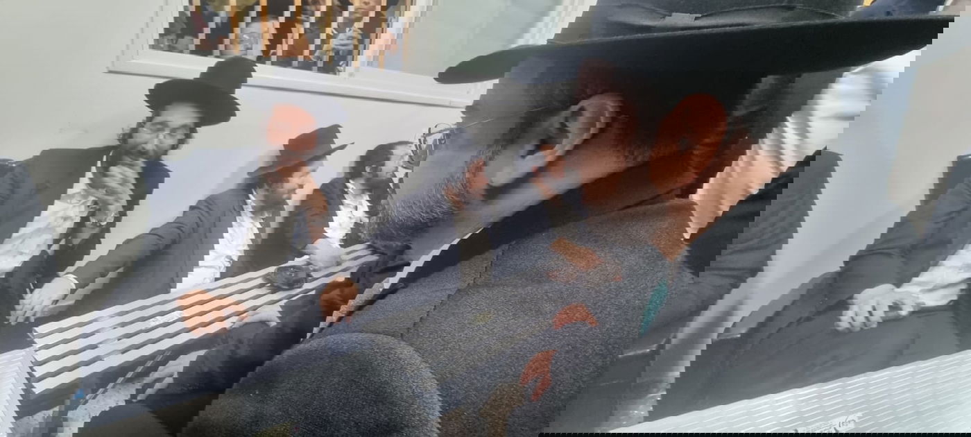 השר אוריאל בוסו מנחם את משפחת דויטש