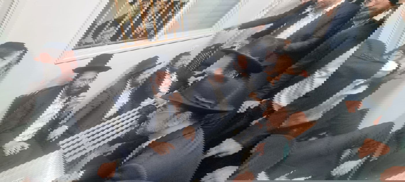 השר אוריאל בוסו מנחם את משפחת דויטש