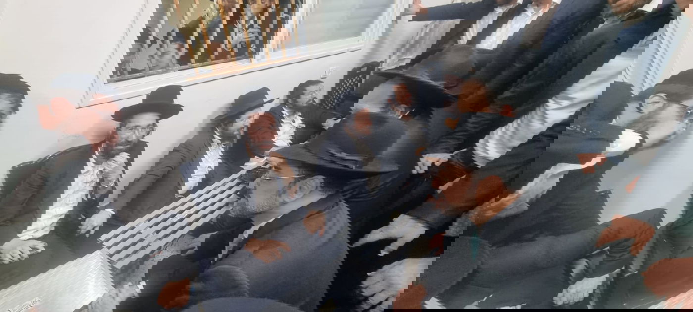 השר אוריאל בוסו מנחם את משפחת דויטש