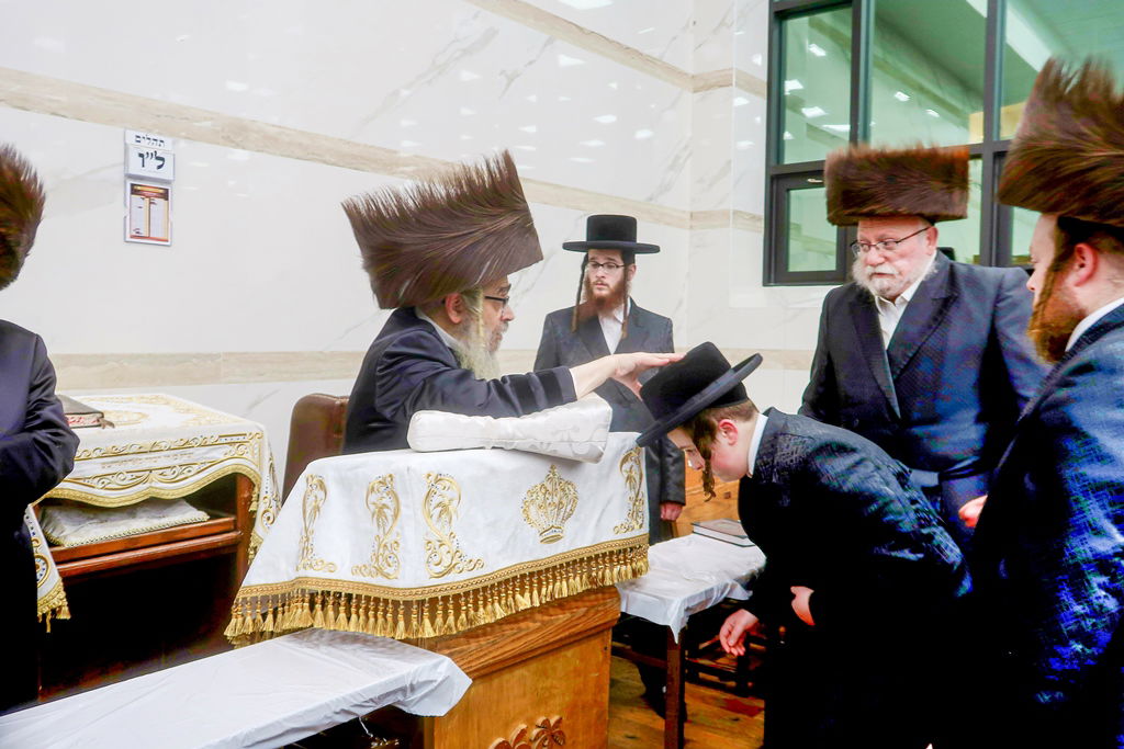 האדמו"ר מסאטמר מברך ברכת הבנים את חסידיו לפני השמחה