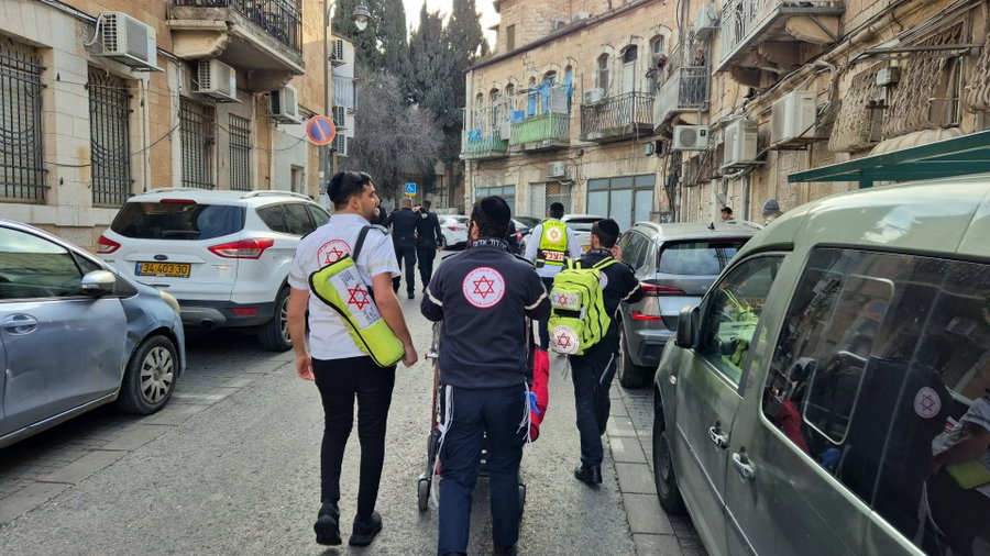 שריפה השתוללה בסמינר בירושלים: עשרות תלמידות חולצו, 3 פונו במצב קשה