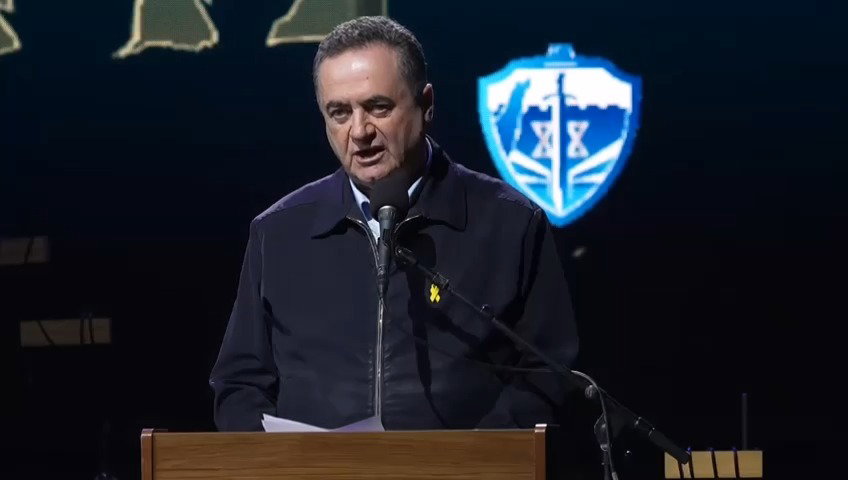 שר הביטחון מאיים, הערב