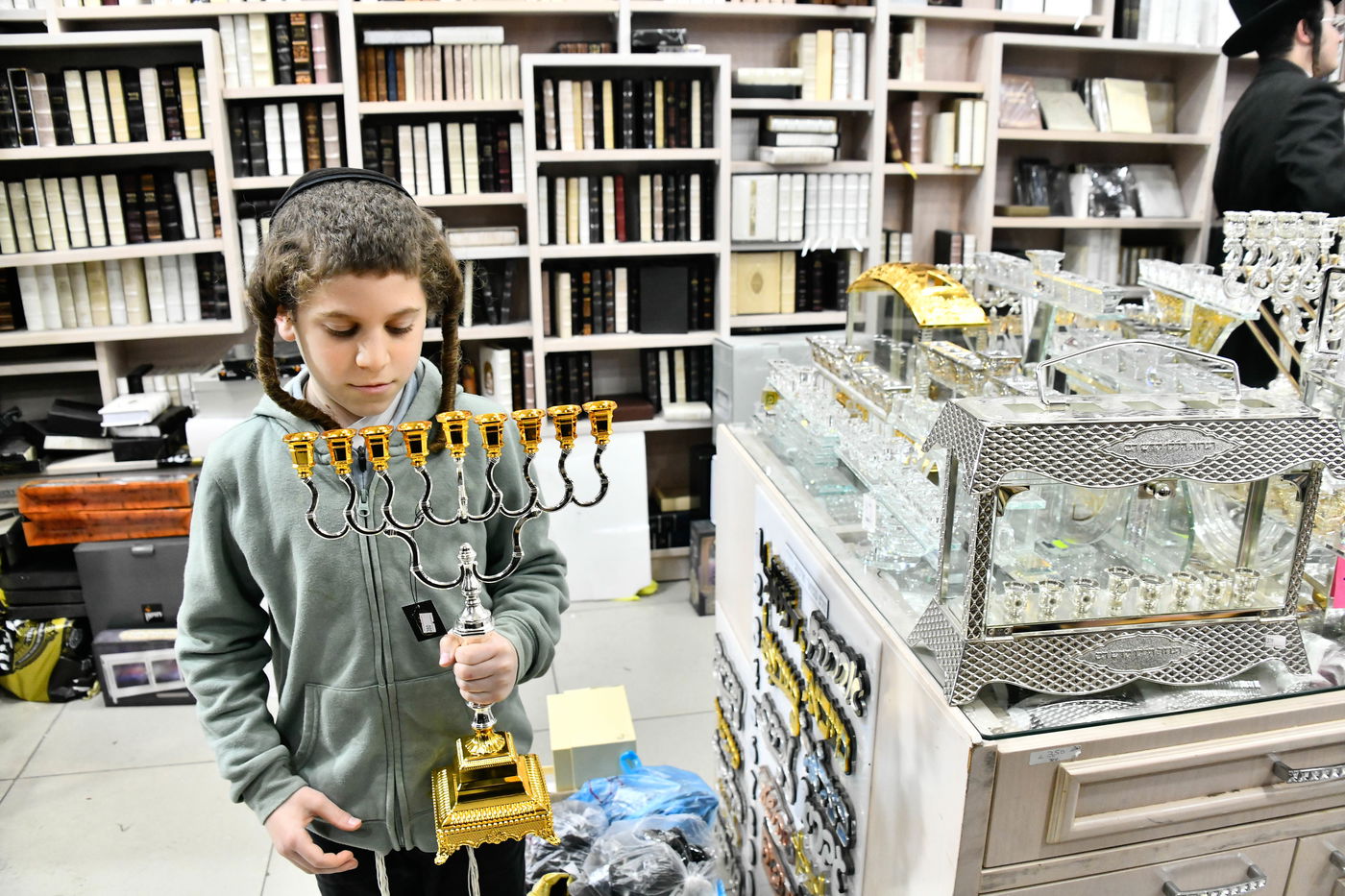 אווירת ערב חג החנוכה בעיר התורה והחסידות בני ברק