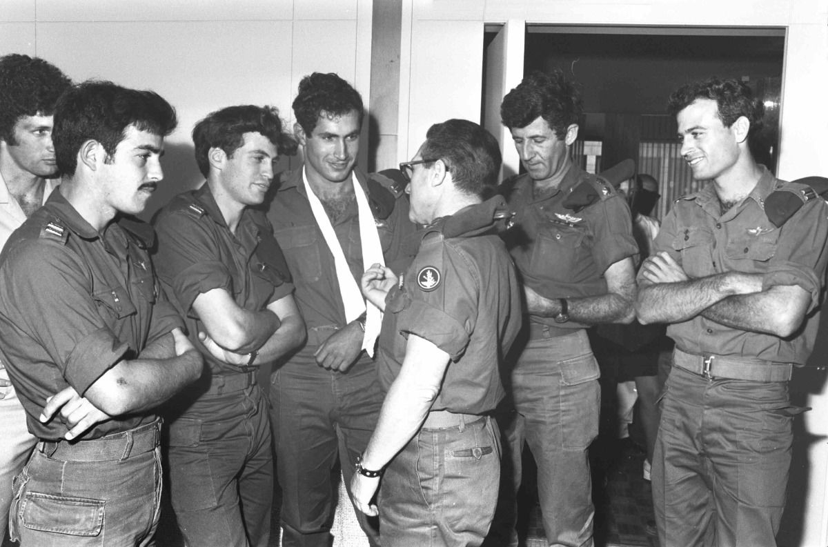 נתניהו בתקופתן כקצין בסיירת, אחר הפציעה בפעולת סבנה - משוחח עם האלוף רחעבם זאבי