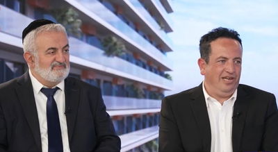 ליפז אלסון מנכ"ל החברה ועו"ד יצחק גגולה המלווה את הפרוייקט באולפן כיכר השבת