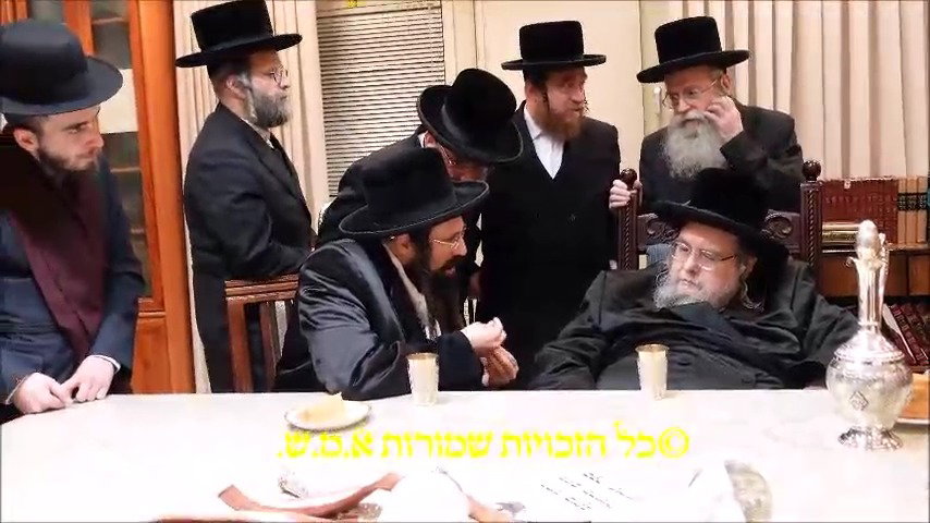 האדמו"ר מבעלזא בסיום כתיבת האותיות