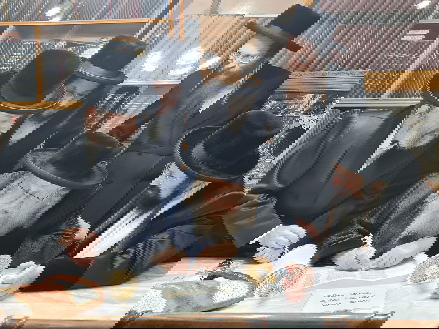 האדמו"ר מקומרנא ארזי הבירה בסיום כתיבת האותיות