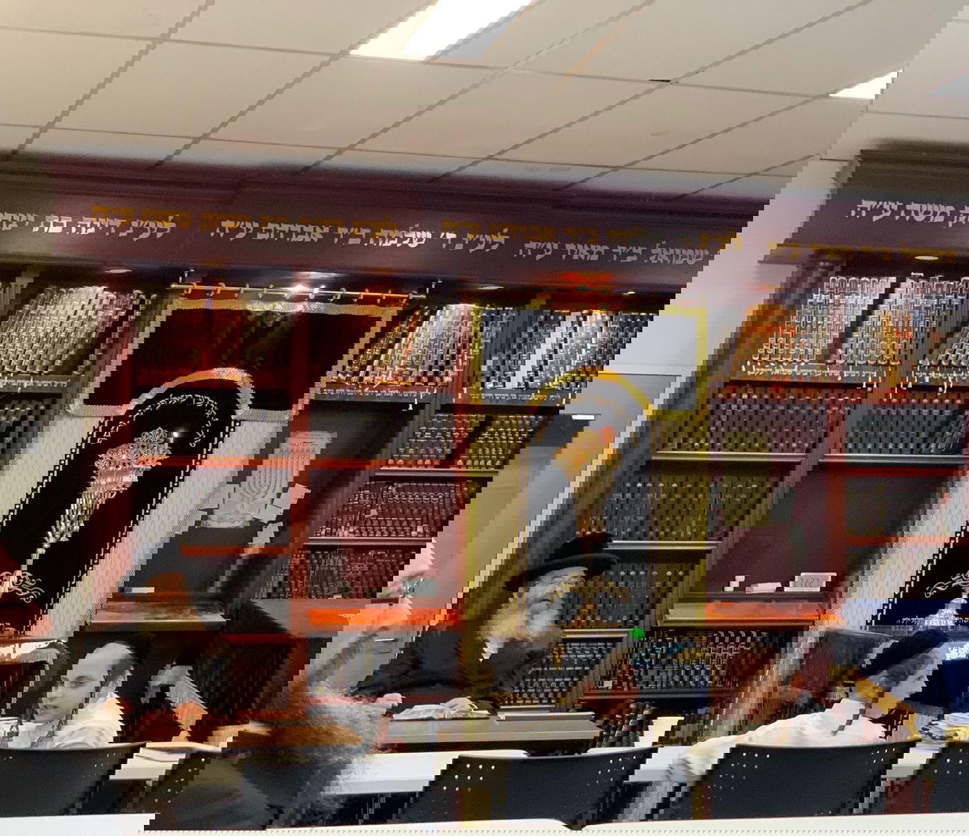 גאב"ד מעלברון בהדלקת נרות חנוכה תשפ"ה