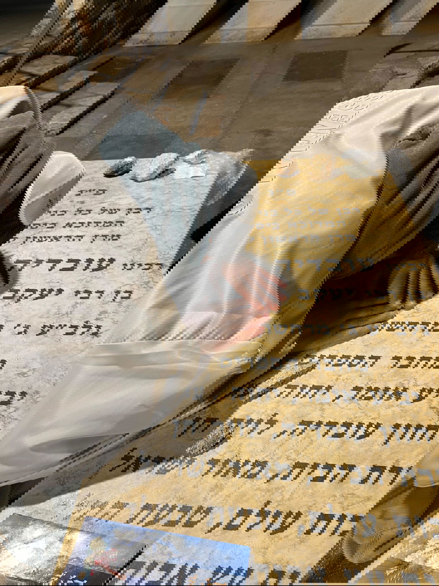 הזמר לירן דנינו נשא תפילה בציון של מרן הגר"ע יוסף זצ"ל