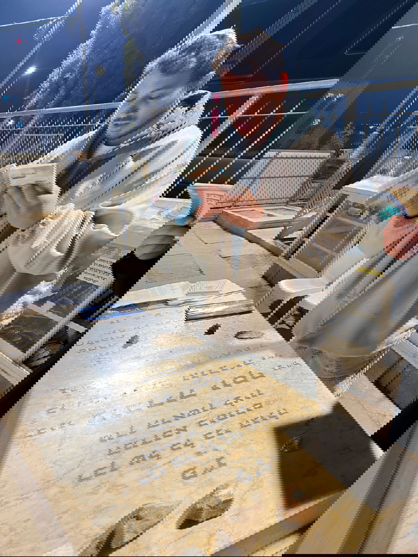 הזמר לירן דנינו נשא תפילה בציון של מרן הגר"ע יוסף זצ"ל