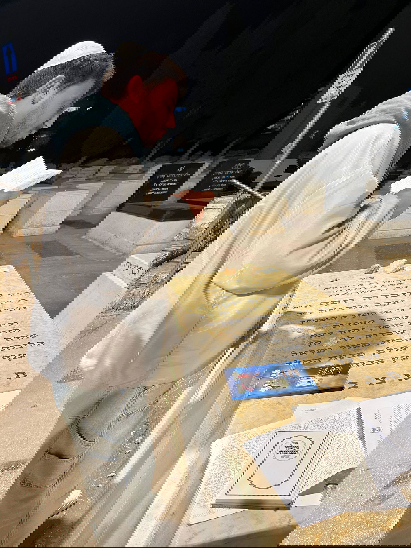 הזמר לירן דנינו נשא תפילה בציון של מרן הגר"ע יוסף זצ"ל