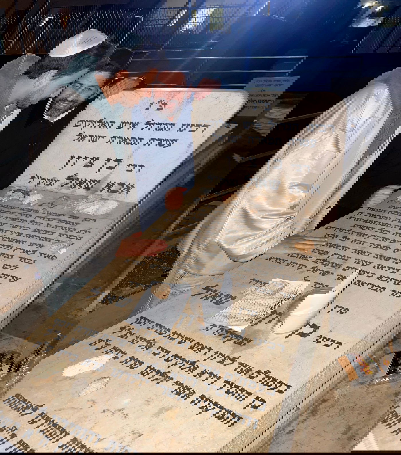 הזמר לירן דנינו נשא תפילה בציון של מרן הגר"ע יוסף זצ"ל