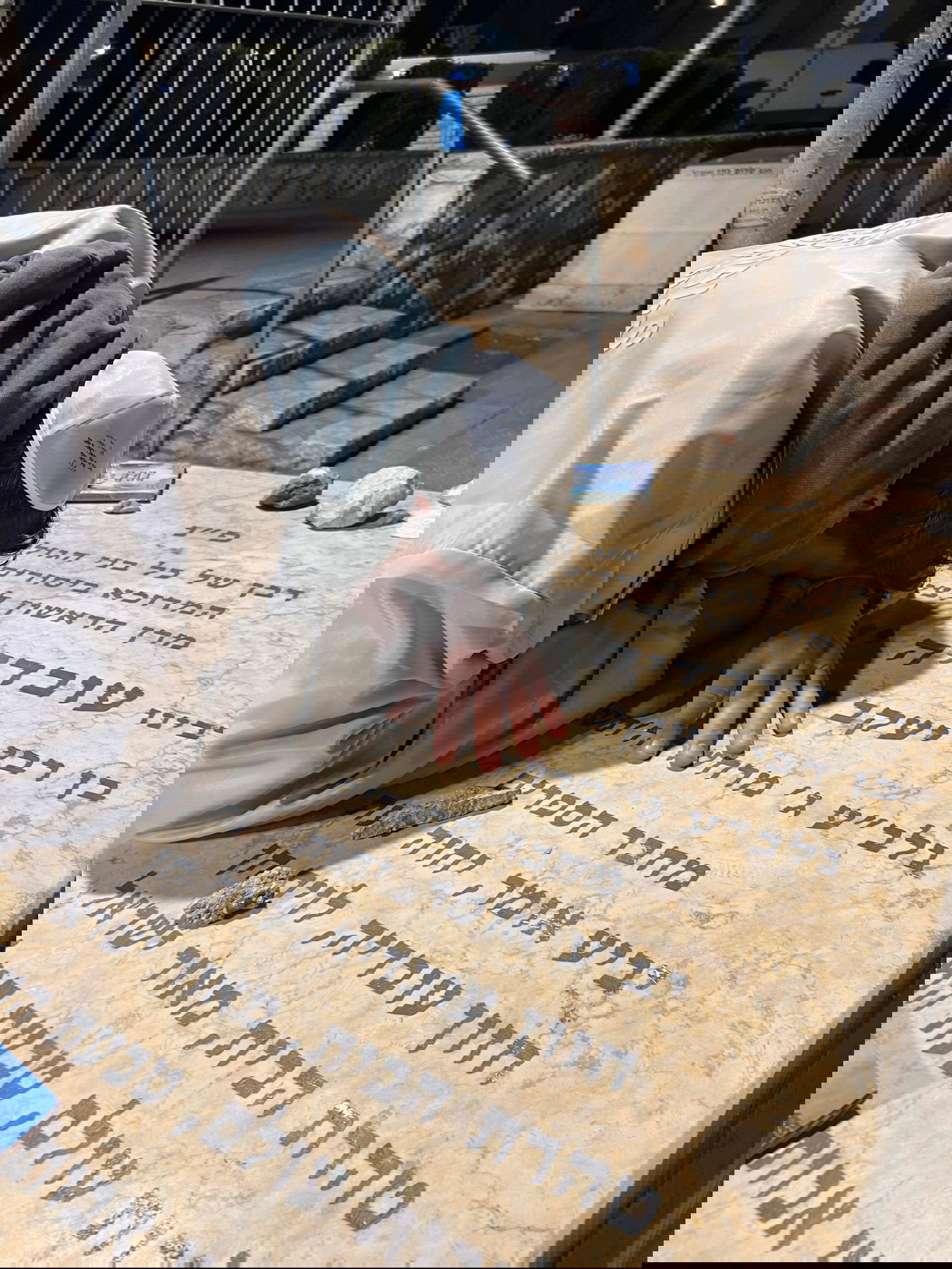 הזמר לירן דנינו נשא תפילה בציון של מרן הגר"ע יוסף זצ"ל