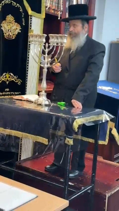 גאב"ד מעלברון בהדלקת נרות חנוכה תשפ"ה
