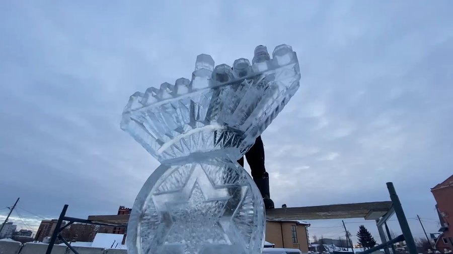 חנוכיית הקרח בטיומן סיביר