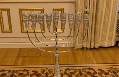 חנוכיה מזהב וכמות אורחים מצומצמת בשל המלחמה: זלנסקי הדליק עם הרבנים