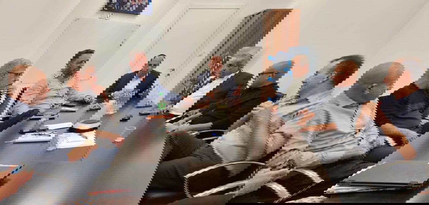 ראש עיריית בית שמש, הרב שמואל גרינברג, וצוות בכיר מלשכת ראש העיר בפגישה עם יו"ר ההסתדרות הלאומית, מר יואב שמחי