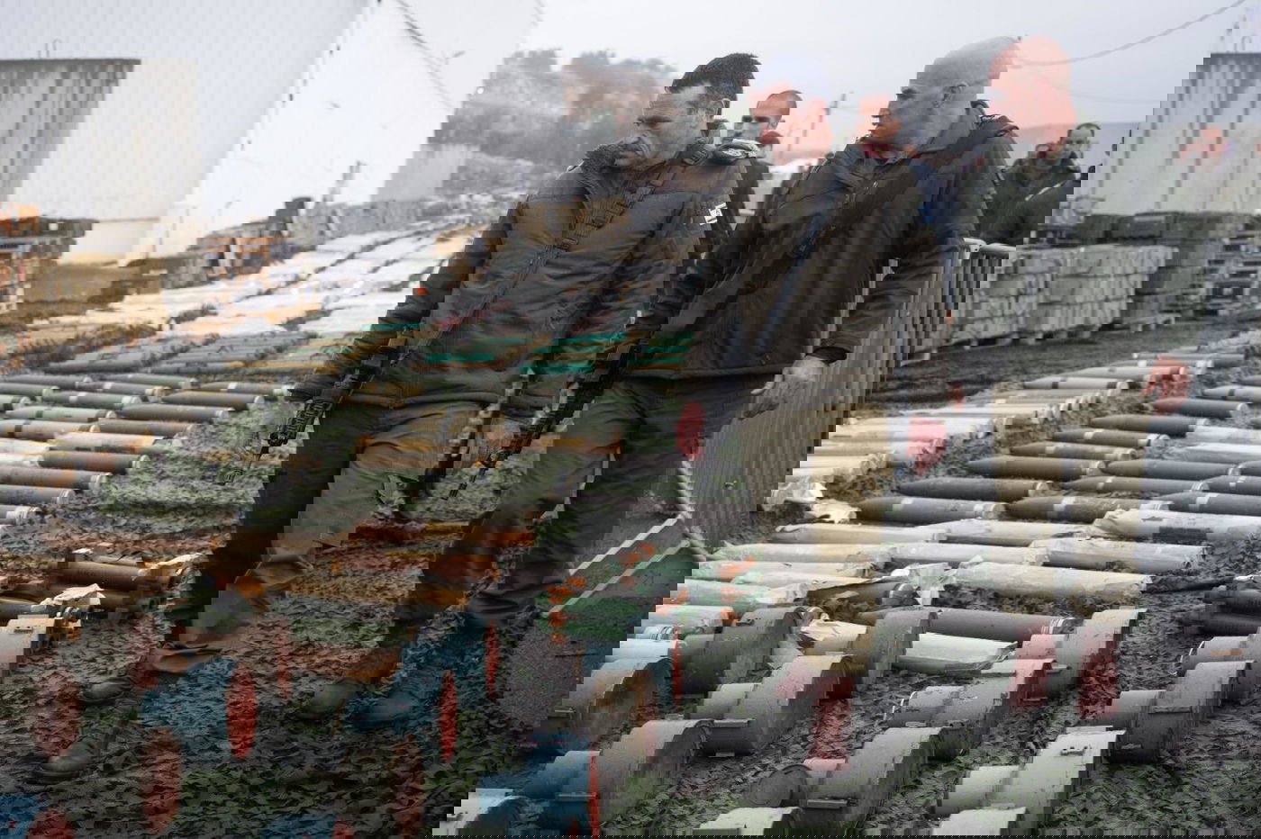 הרמטכ"ל עם השלל שנתפס והוחרם בלבנון