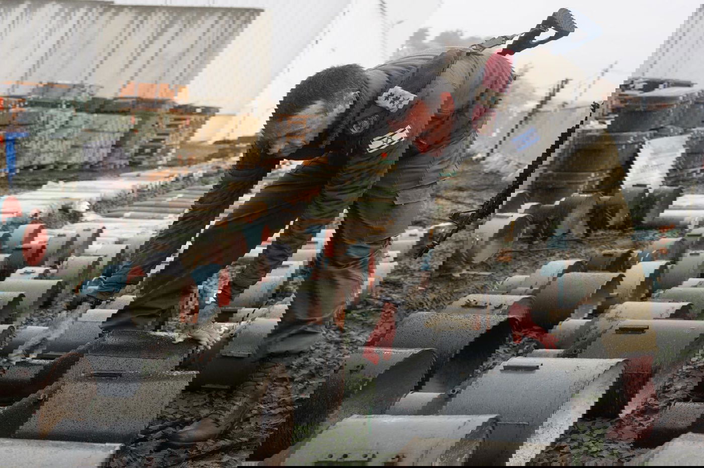 הרמטכ"ל עם השלל שנתפס והוחרם בלבנון