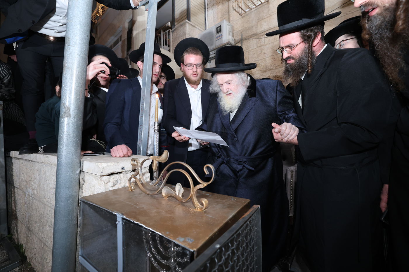 הגר"מ שטרנבוך בהדלקת נרות חנוכה