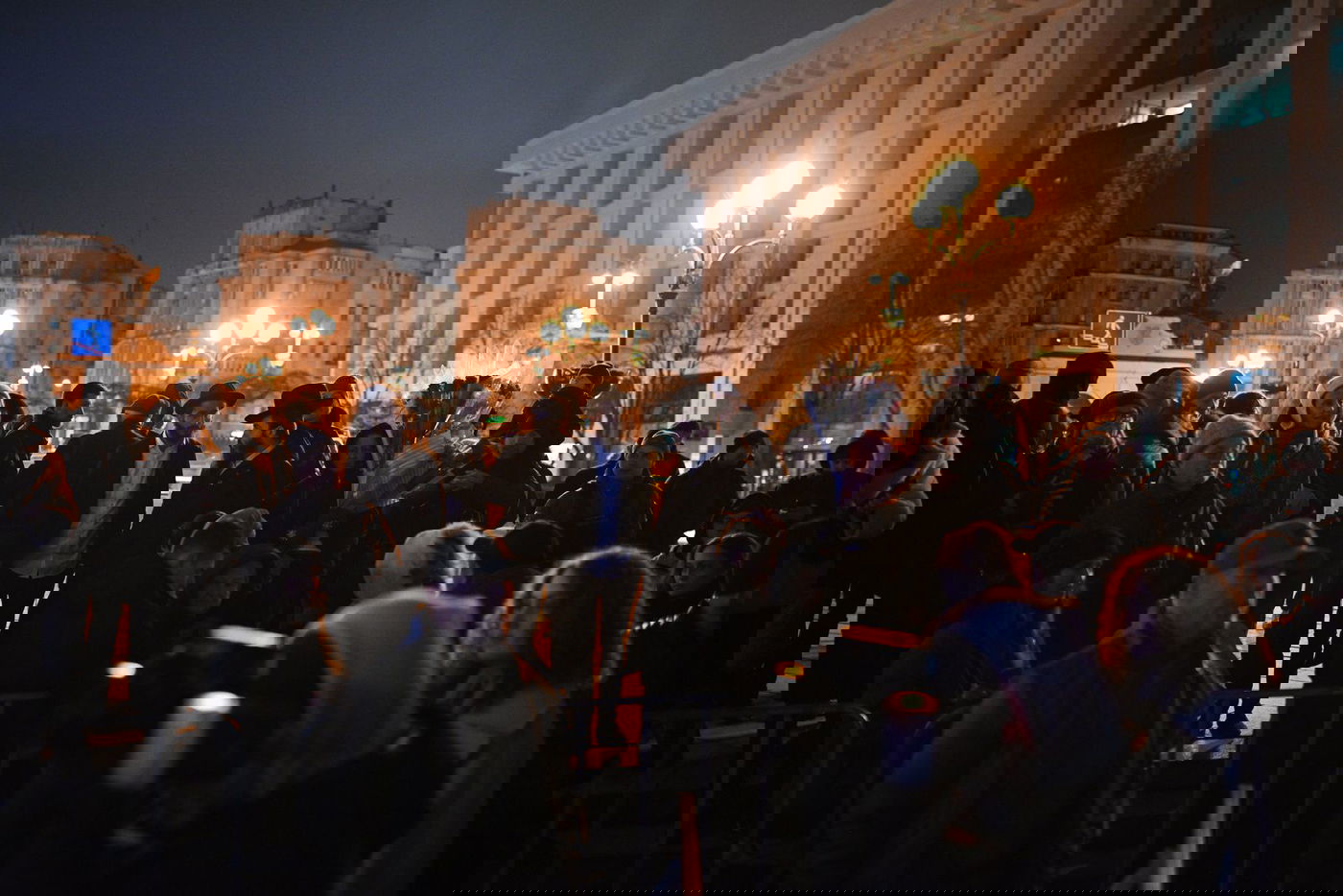 חנוכיה מזהב וכמות אורחים מצומצמת בשל המלחמה: זלנסקי הדליק עם הרבנים