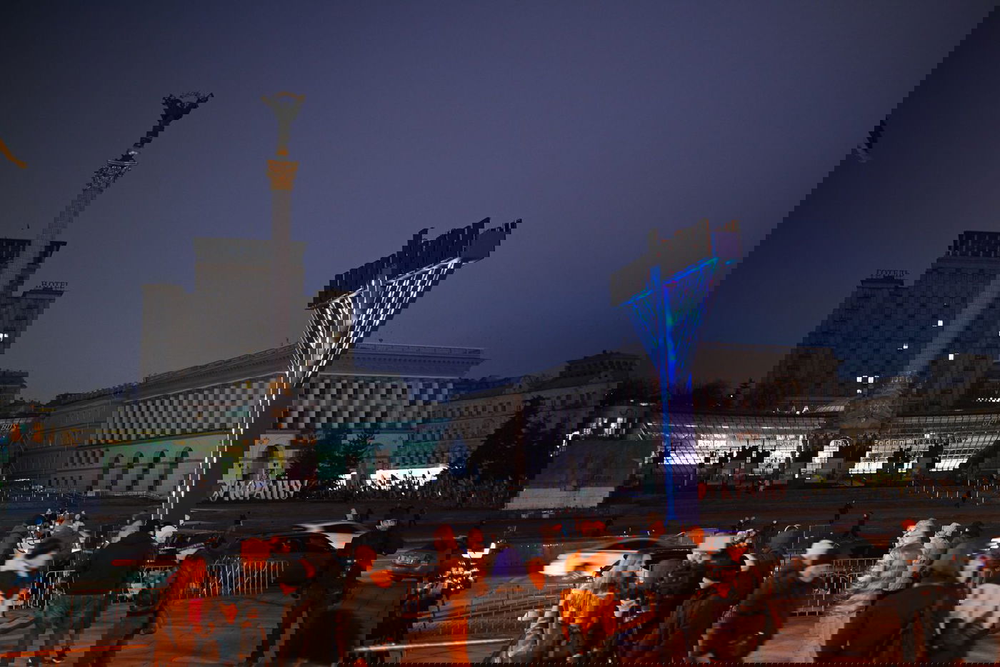 חנוכיה מזהב וכמות אורחים מצומצמת בשל המלחמה: זלנסקי הדליק עם הרבנים