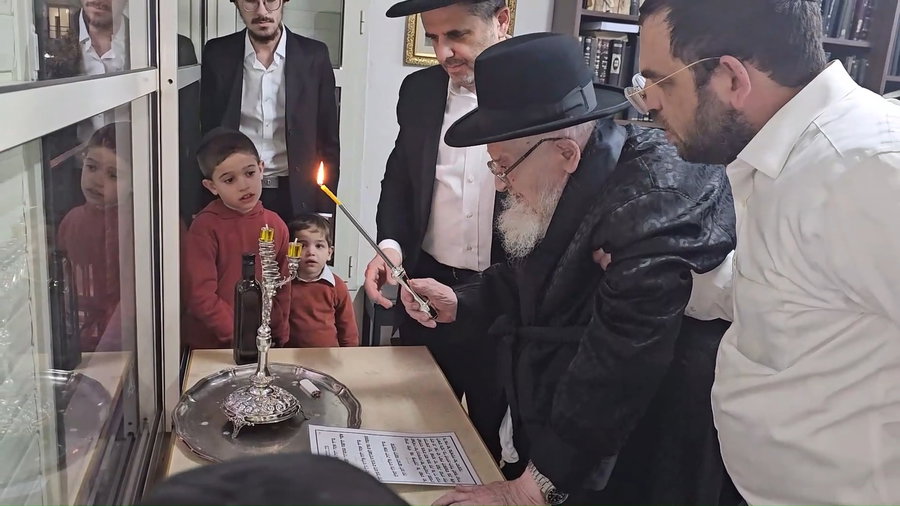 הגרמ"צ ברגמן בהדלקת נר חנוכה