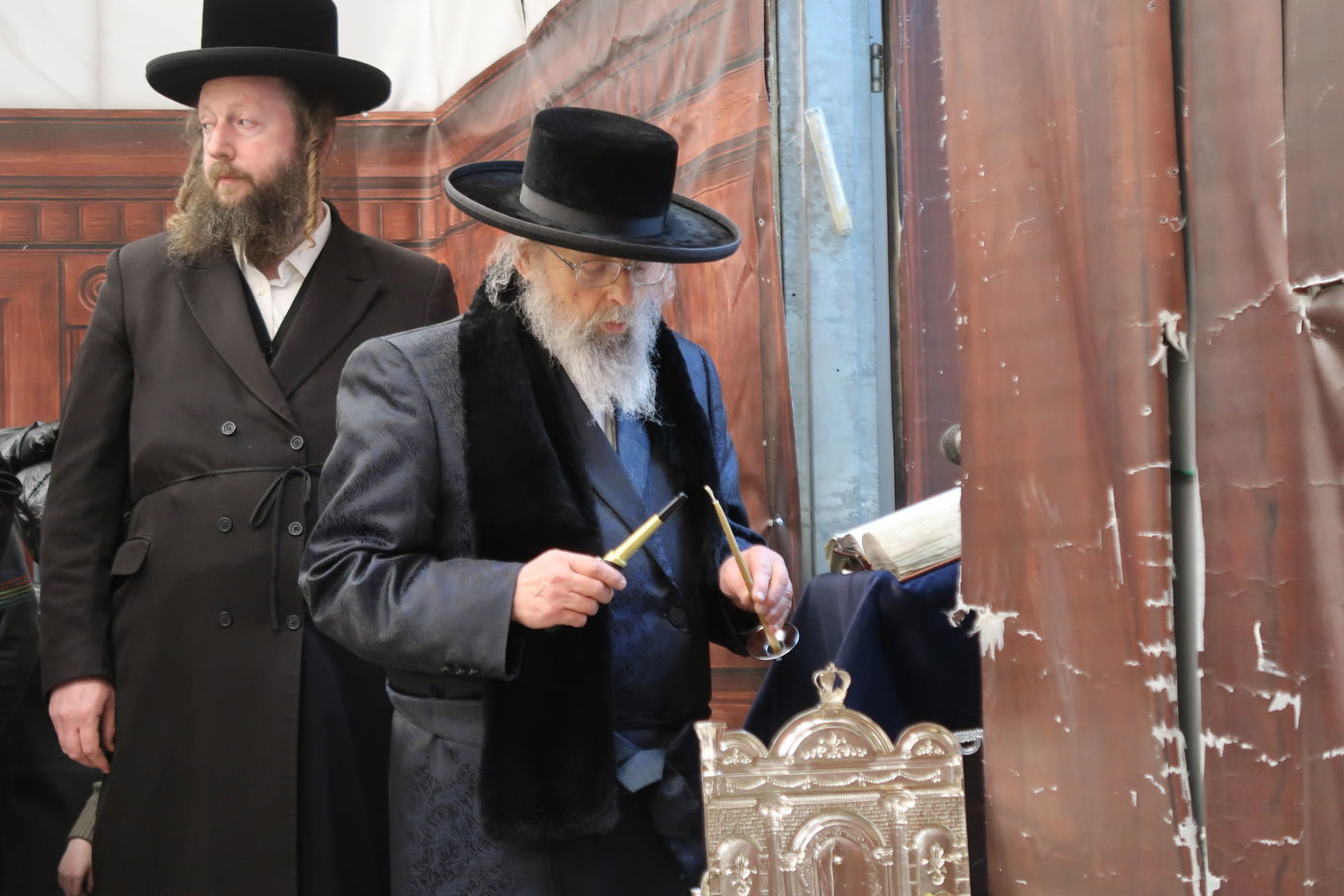 האדמו"ר מפינסק קרלין בהדלקת נרות חנוכה