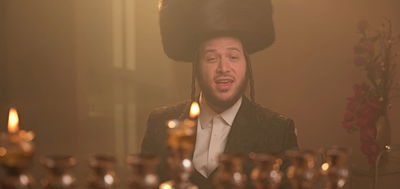 מוטי אילוביץ' חושף: השיר החדש שיאיר את חג החנוכה