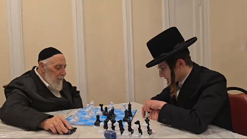 האדמו"ר מליסקא משחק שחמט עם נכדו